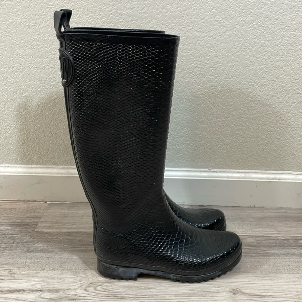 Stuart Weitzman black rubber snake embossed rain boots size 7